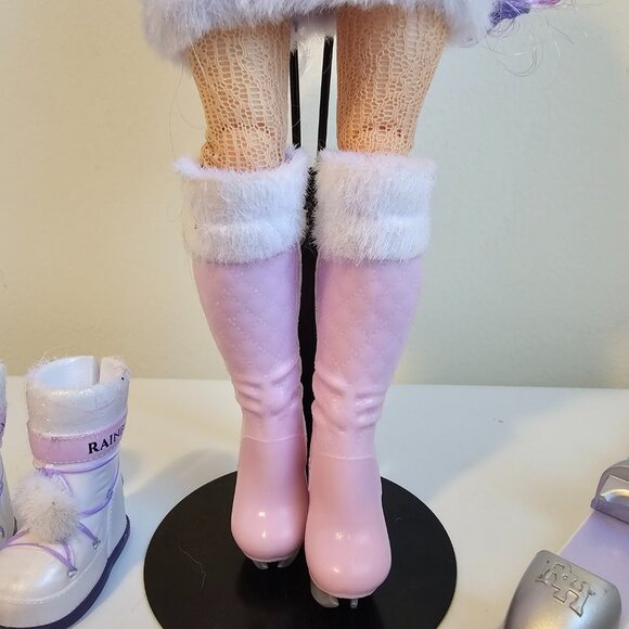 MGA Entertainment Rainbow High Winter Break Violet Willow Doll w/ Outfit 10.5" - Picture 6 of 12